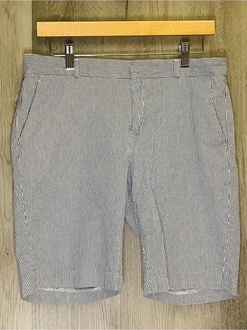 Banana Republic Women's Seersucker Flat Front Shorts - Navy & White Sz 8